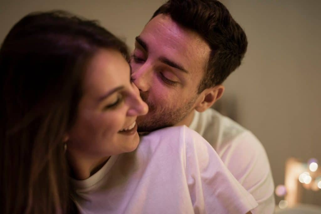 Como ter amor próprio no relacionamento: dicas para construir uma relação mais saudável 1 close up feliz casal jovem beijando 23 2148378984