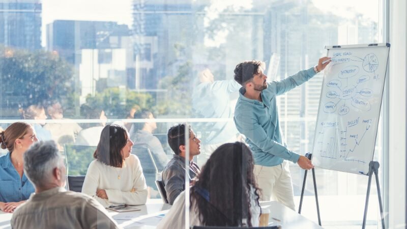 Estratégias eficazes para atrair e fidelizar clientes na era digital 1 Marketing