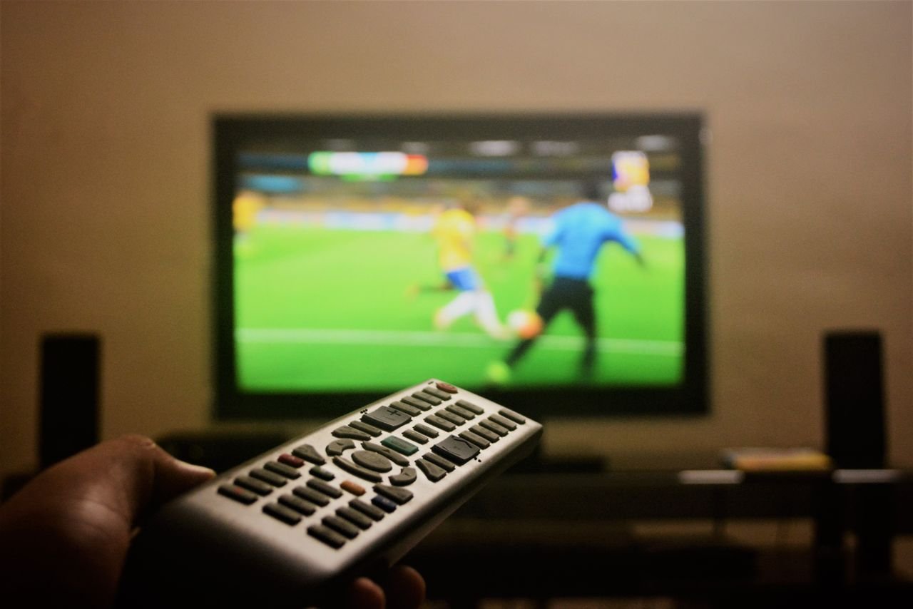 Como assistir a canais de TV fechada pela televisão conectada